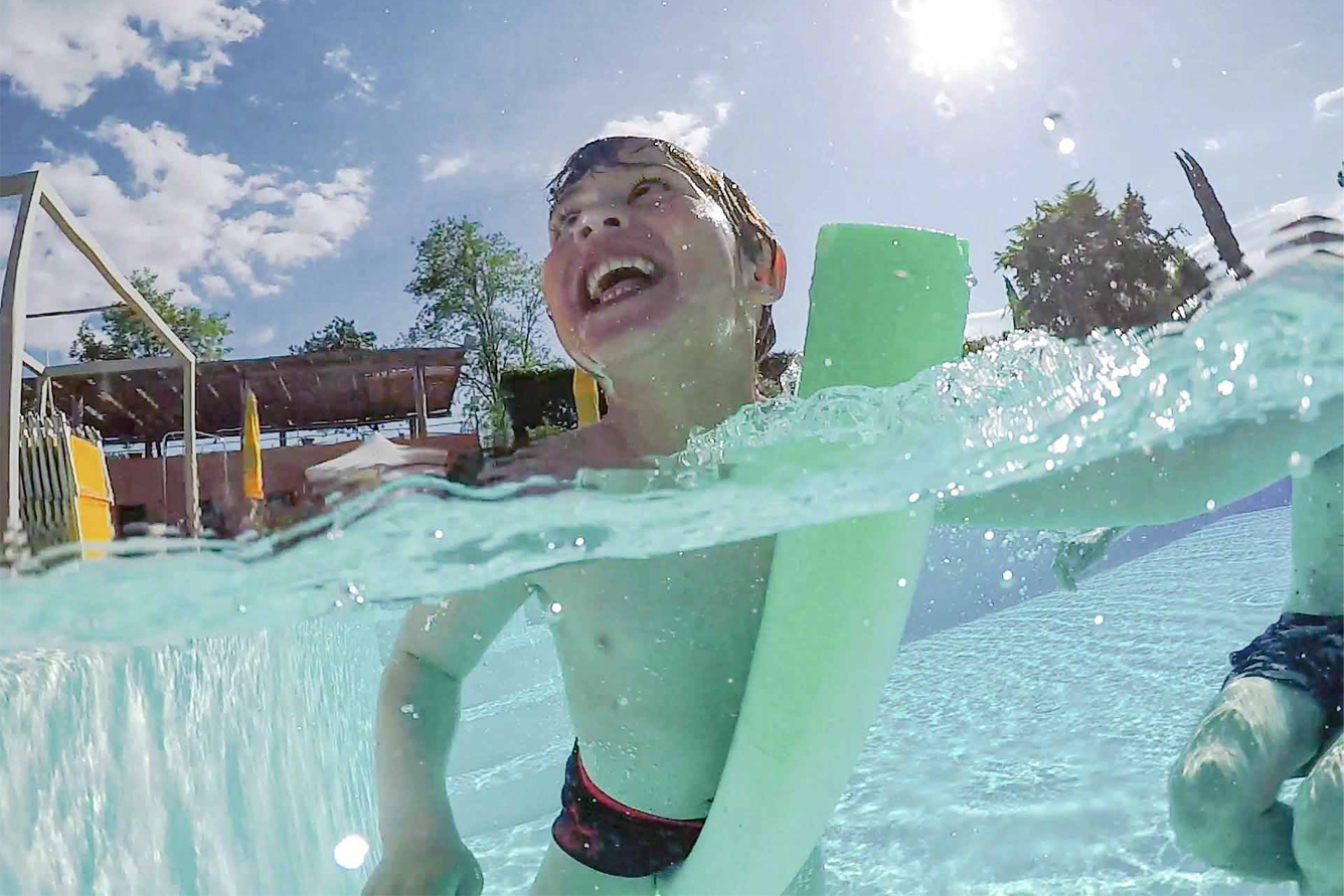 immagine bambino in piscina del sito www.vallechianti.com